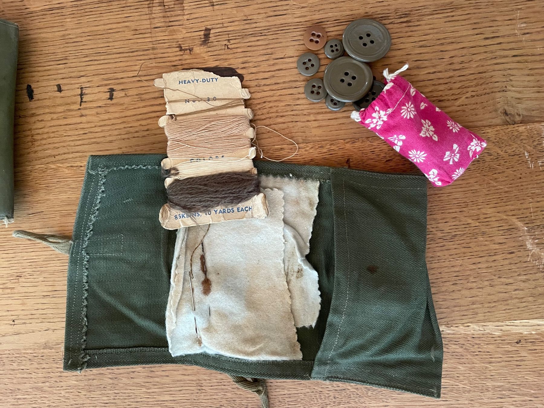US Army Uniformi: U.S. Army Original WW2 2x sewing kit – Usato da Oberbütschel venduto da Woodie2005 2