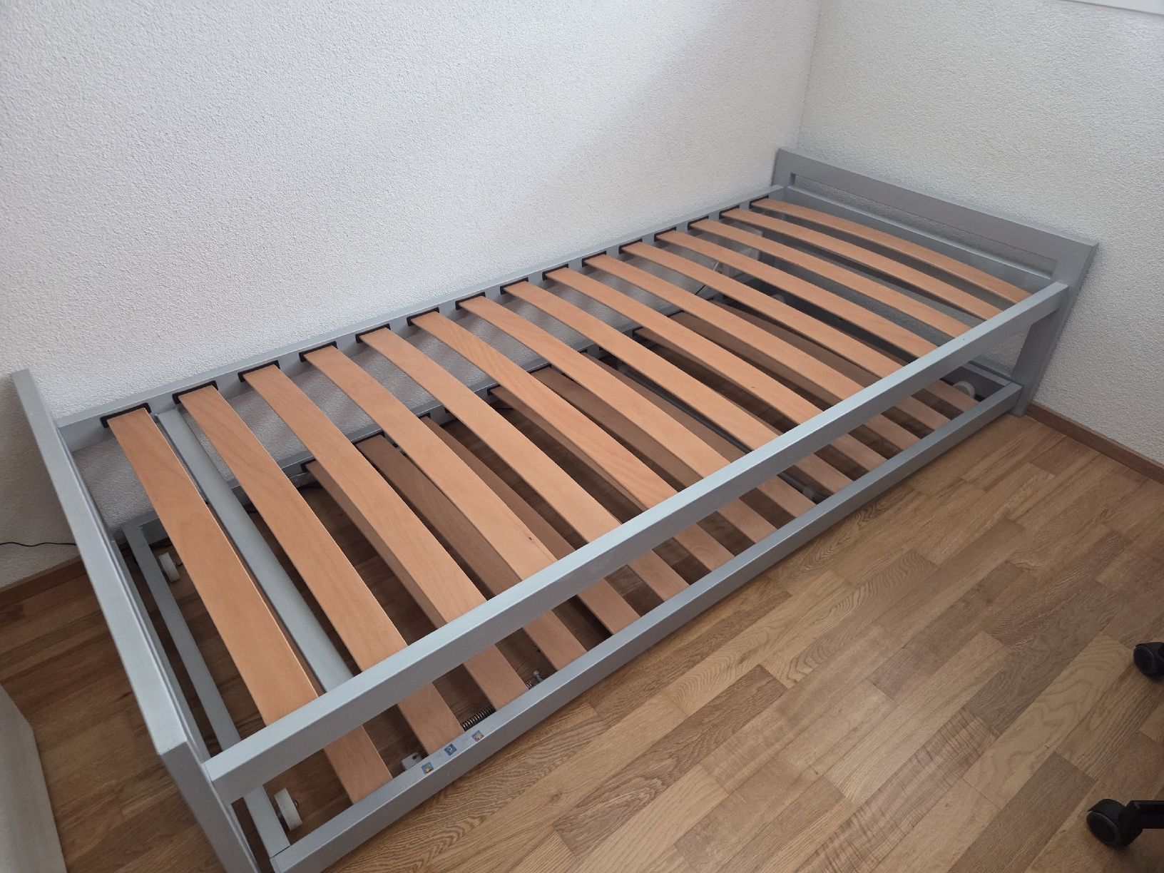 Betten: 2x Single Bed Frames Grey Slatted Base Good Condition – Gebraucht aus Oberdorf NW von Doogyrev 1