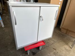 neuer Aktenschrank mit verschliessbaren Schiebetür