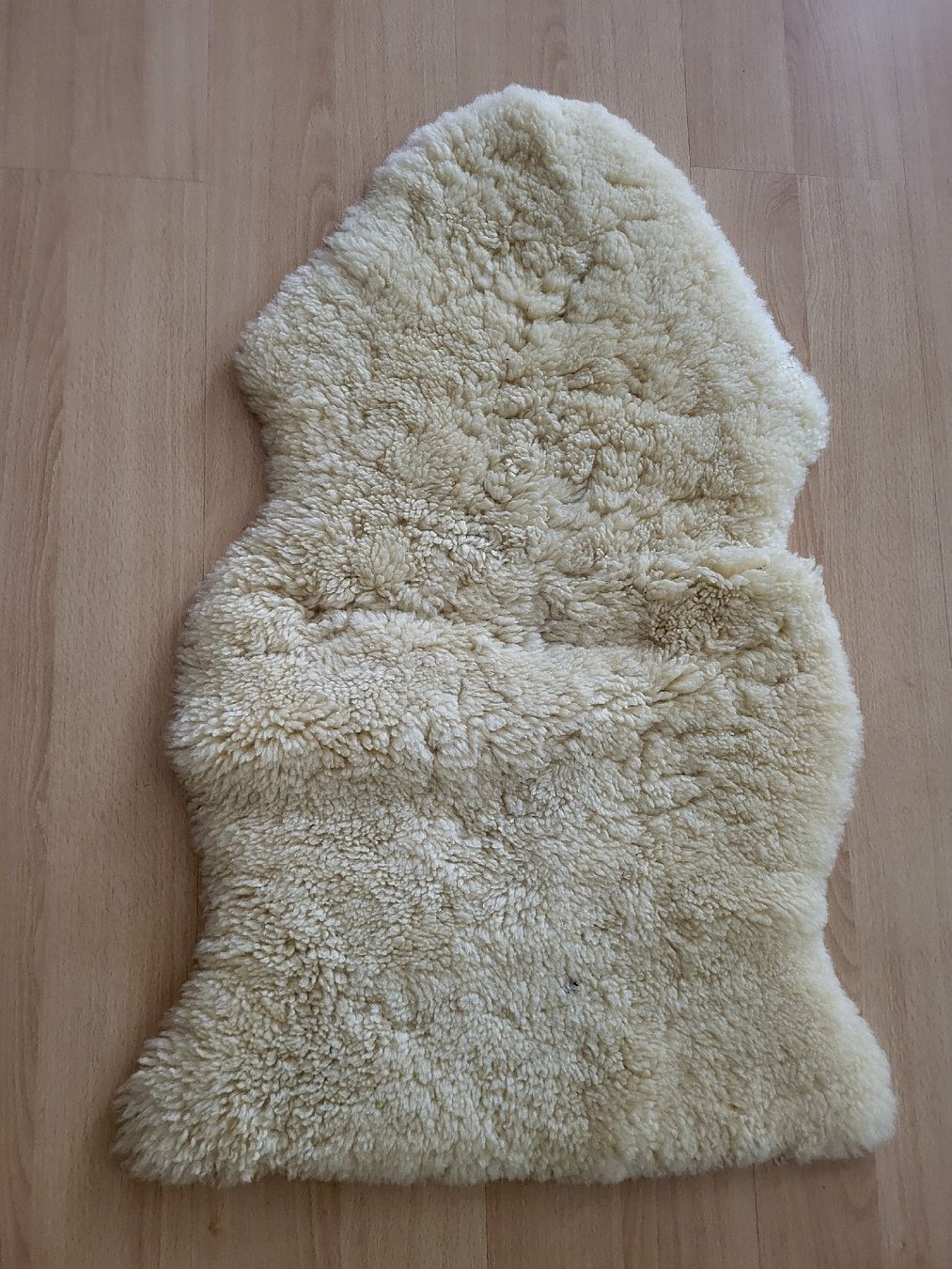 Teppiche: Echtes Schaffell Teppich Creme natur – Gebraucht aus Rikon im Tösstal von lar_cc5f