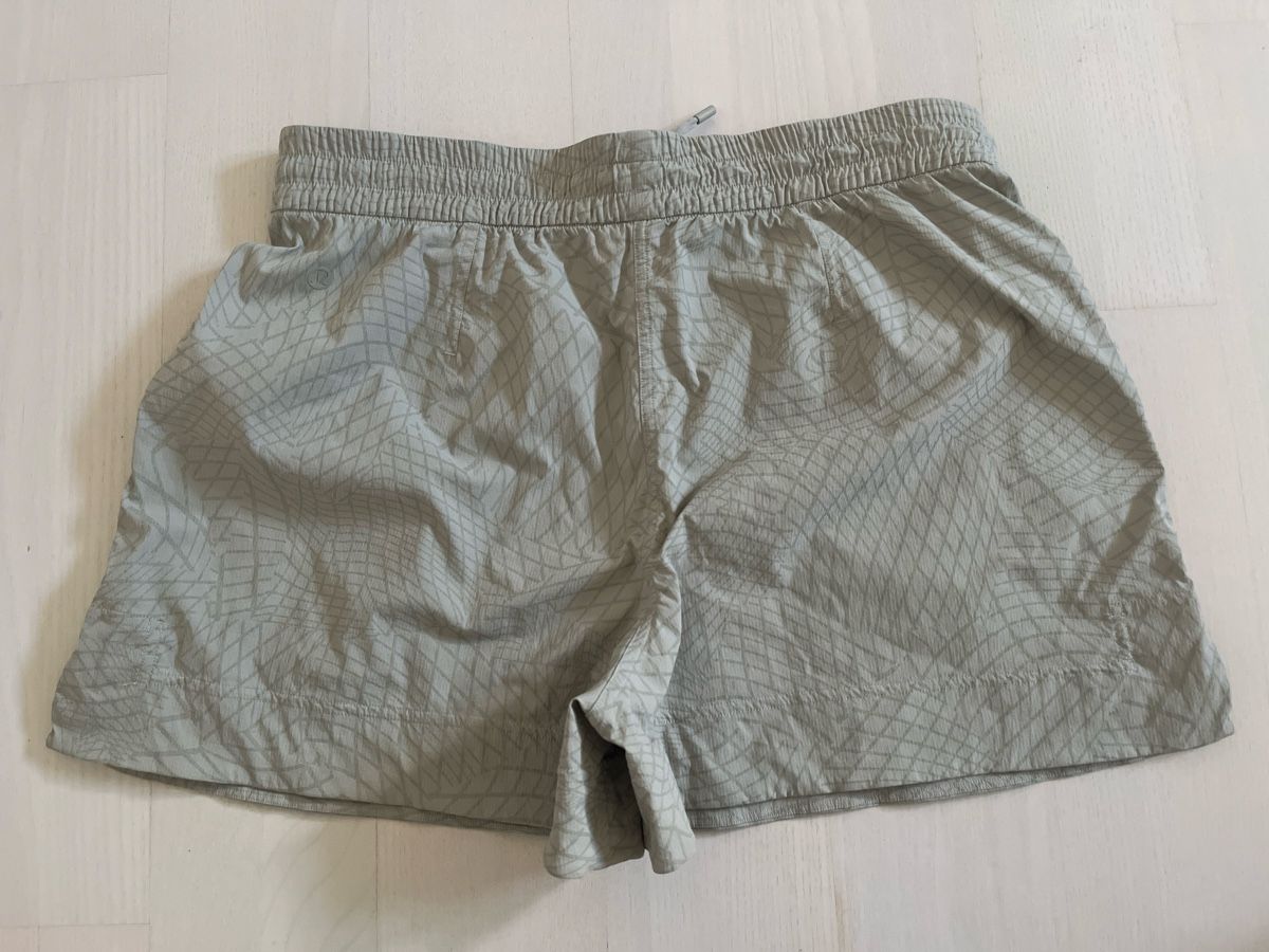 Lululemon Pantalons: Lululemon shorts size 10 – D'occasion à Esslingen par NebulaPine 1