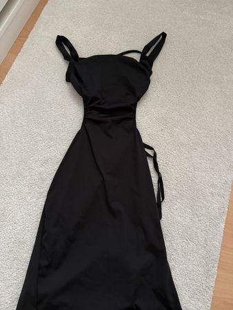 Damen Kleid schwarz rückenfrei zum Schnüren