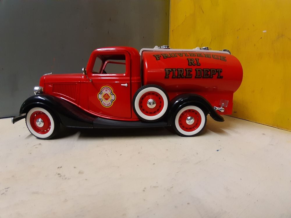 Solido , camion pompier Ford V 8 3