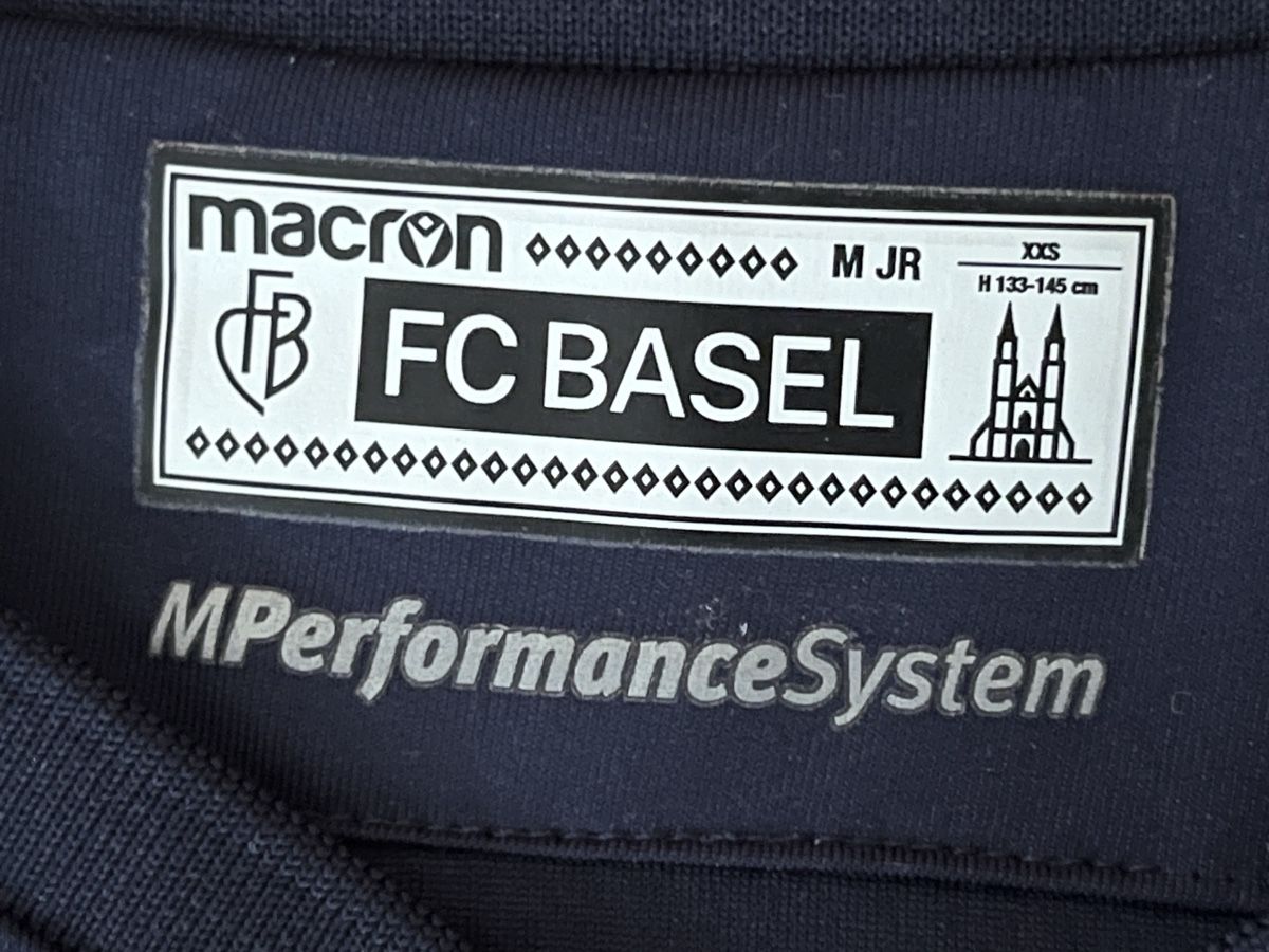FC Basel Scarpe, pantaloni & magliette da ginnastica: FC Basel Trikots Macron Adidas.Grösse S -XXS – Usato da Allschwil venduto da Manolictus 2