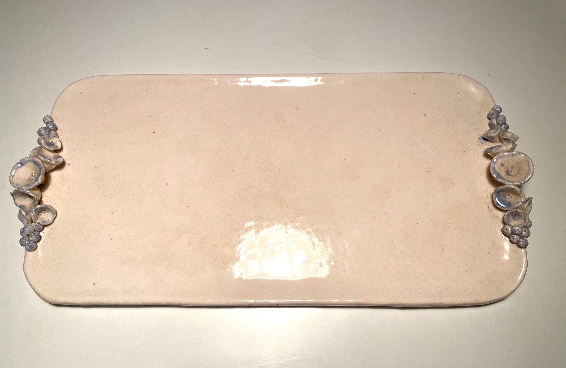 Piatti di portata: Cremefarbene Keramikplatte mit dekorativen Elementen – Usato da Basel venduto da curated_finds 3