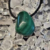 Malachit Anhänger / gebohrter Heilstein an Kordel (18,3g)