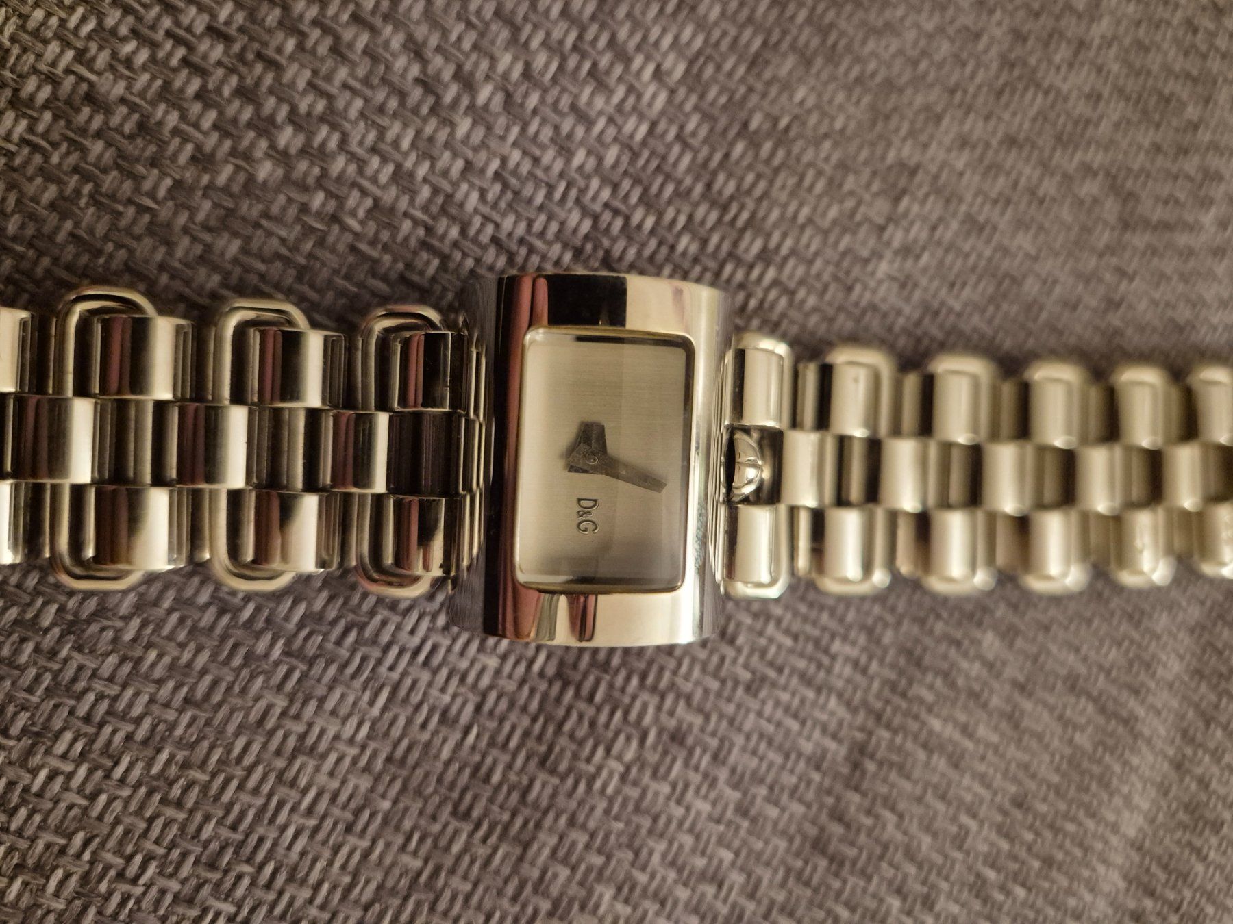 Dolce & Gabbana Orologi: D&G Damenuhr super stylisches Model  mit Strass – Nuovo (secondo la descrizione) da Zürich venduto da yam_5dw6 5