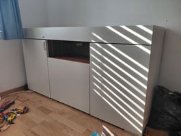 massives Sideboard mit Türen und Tablaren guter Zustand