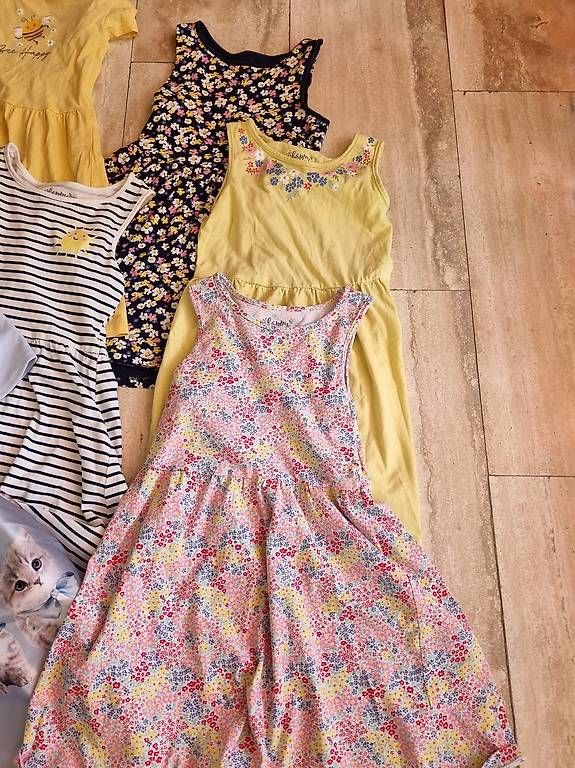 Lotti & Set di vestiti: Mädchen-Keiderpaket Sommer gr. 128 – Usato da Nänikon venduto da einhorn111 1