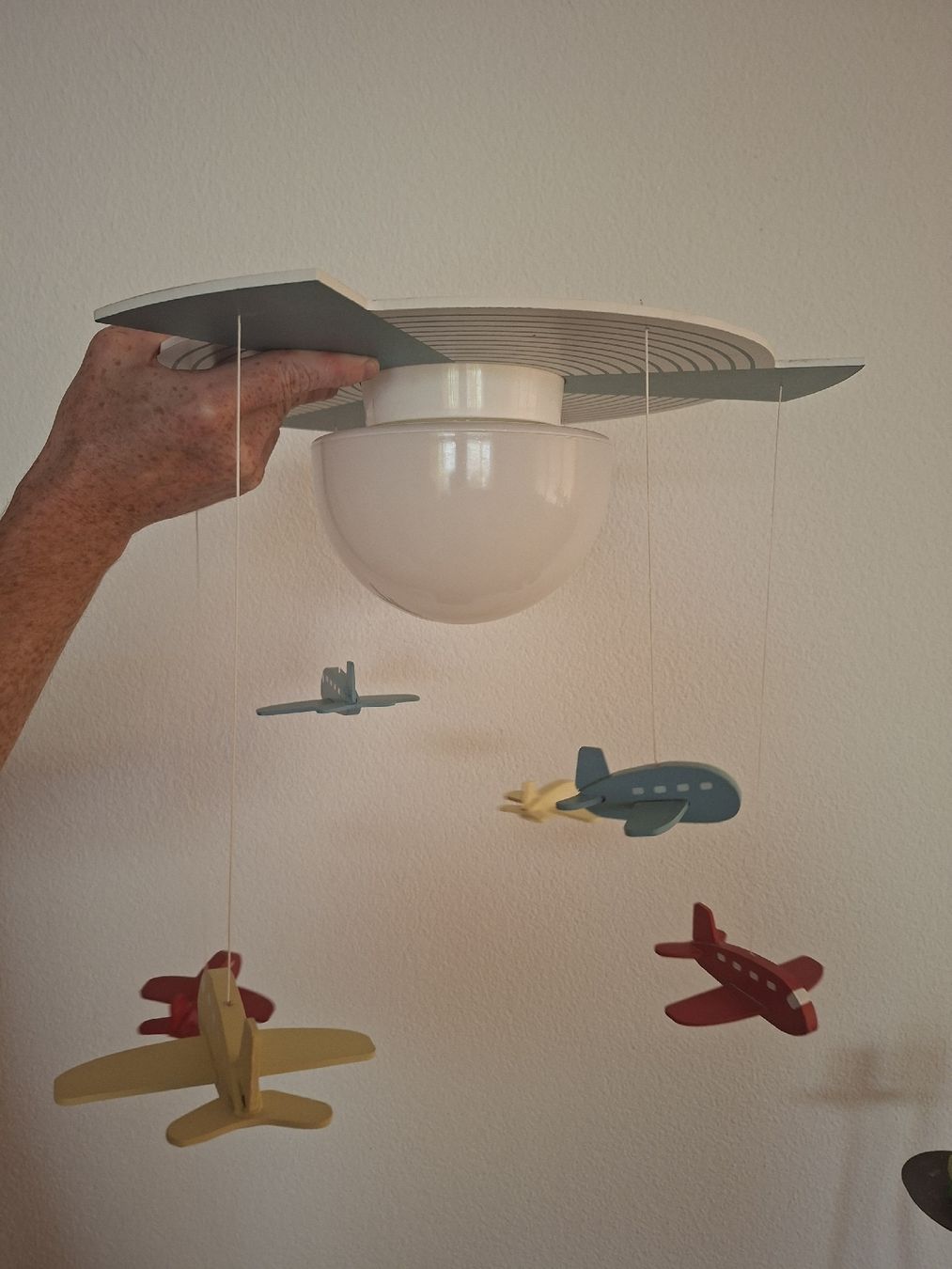 Lustres & lampes de plafonds: Kinderlampe - Flugzeuge – D'occasion à Rothrist par sydney81