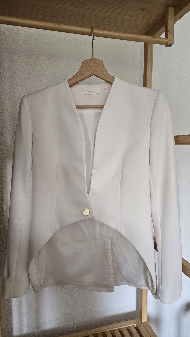 Giacche: Sass & Bide white shaped jacket with gold buttons size 8 – Usato da Wislikofen venduto da Riko007