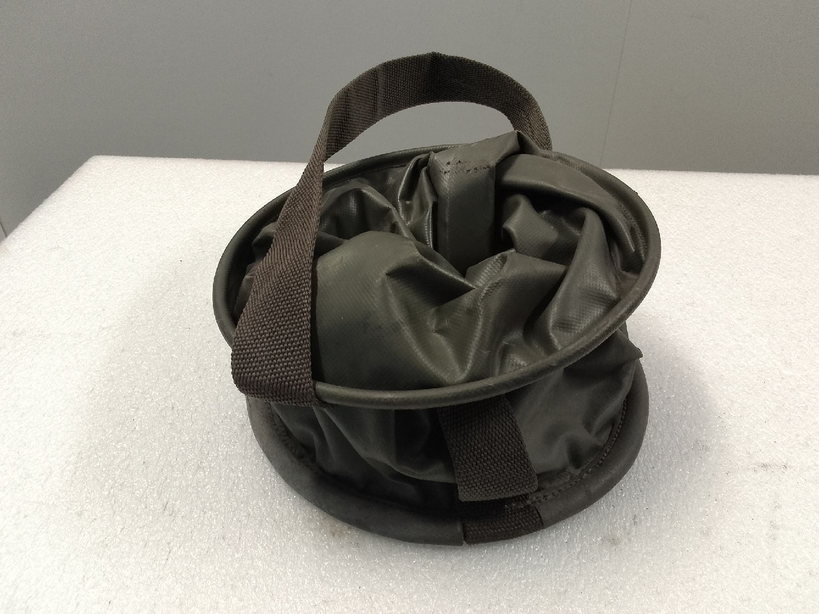 Töpfe: Faltbarer Militär-Eimer, olivgrün mit Leder. – Gebraucht aus Trubschachen von Caddy8 3