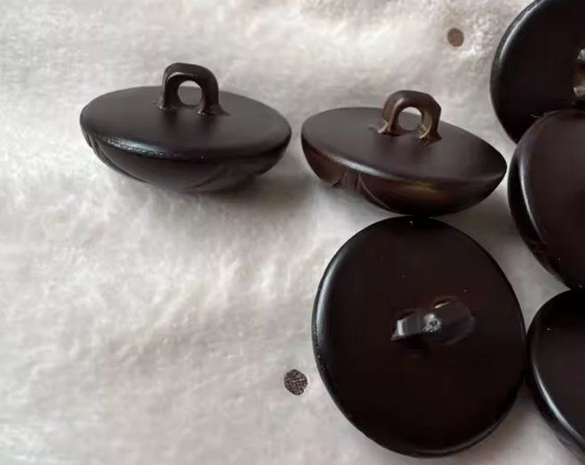 Bottoni: Runde Retro Knöpfe Kunstleder 25 mm - Boutons ronds retro – Nuovo e nell'imballaggio originale da Lausanne venduto da novastoris 2