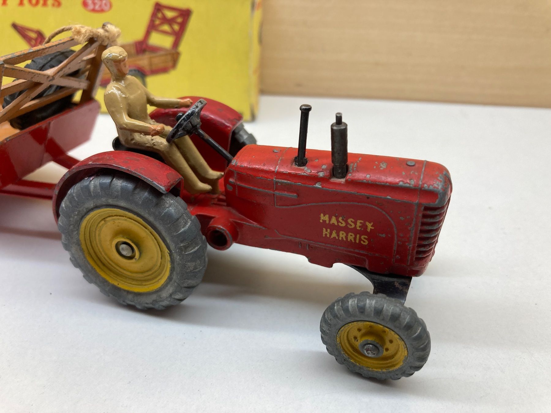 Dinky Toys Modellini d'auto: Dinky Toys Tractor & Trailer – Usato da Bretzwil venduto da Mygarage4147 1