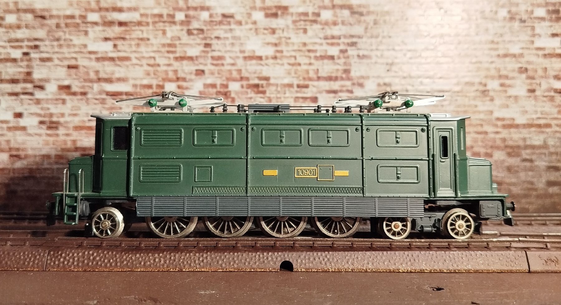 Hag Modellini di ferrovie: HAG - Ae 4/7 – Usato da Schaffhausen venduto da Viertelvorvieri 5