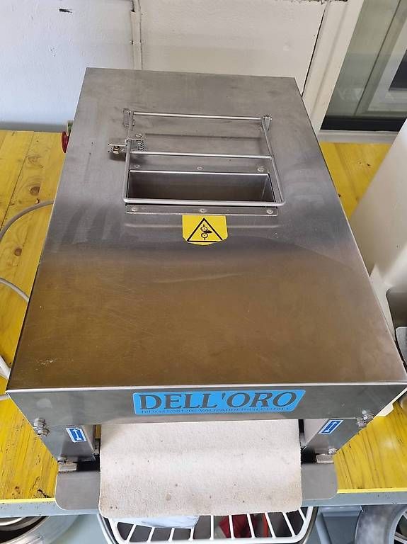 Tavoli: Façonneuse  à petit pain sur table – Usato da Etagnières venduto da sav_lwd5 2