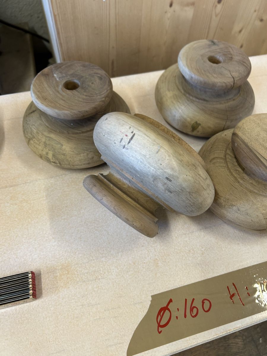 Altri mobili: ANTIKE DRECHSELN ARBEIT MÖBELFÜSSE NUSSBAUM MASSIV – Usato da Bottmingen venduto da Surubi 5