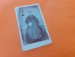 SCHWIIZER FRAU DAZUMAL - JUNGI DAME VIKTORIANISCH mit HUET