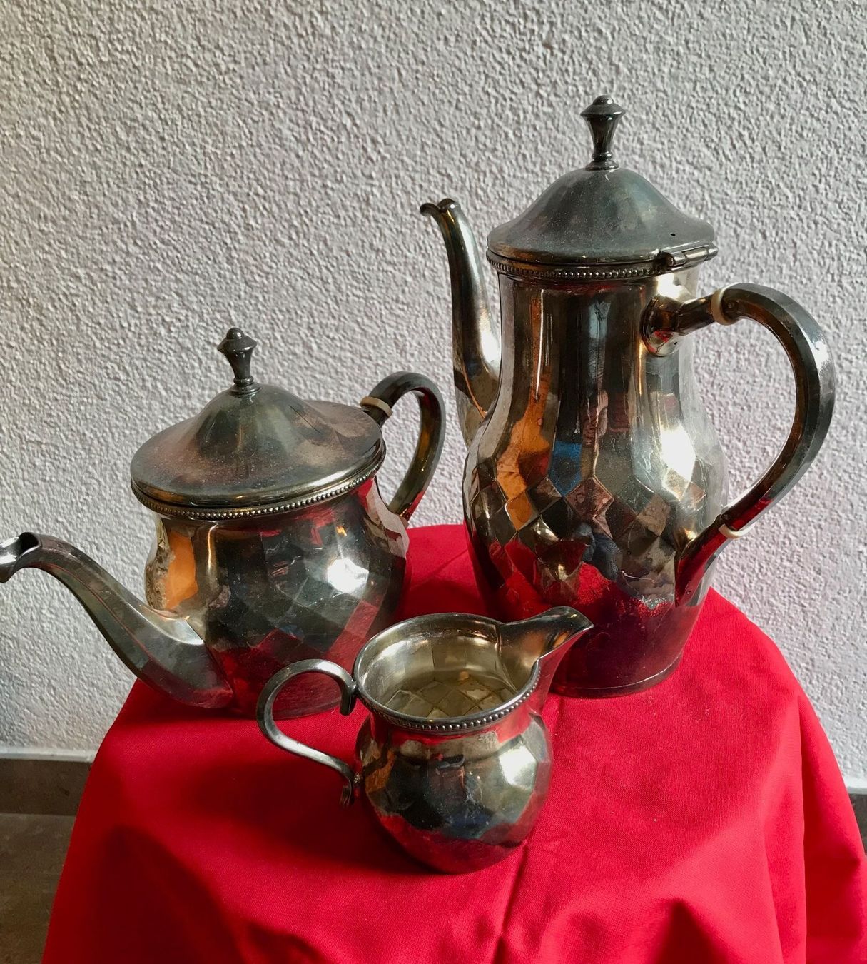 Théières: ENSEMBLE THEIERE CAFETIERE ET POT A LAIT – D'occasion à Losone par courrier