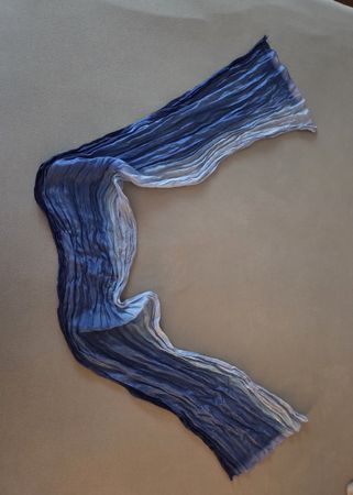 Blau-hellbläulicher Schal oder Halstuch