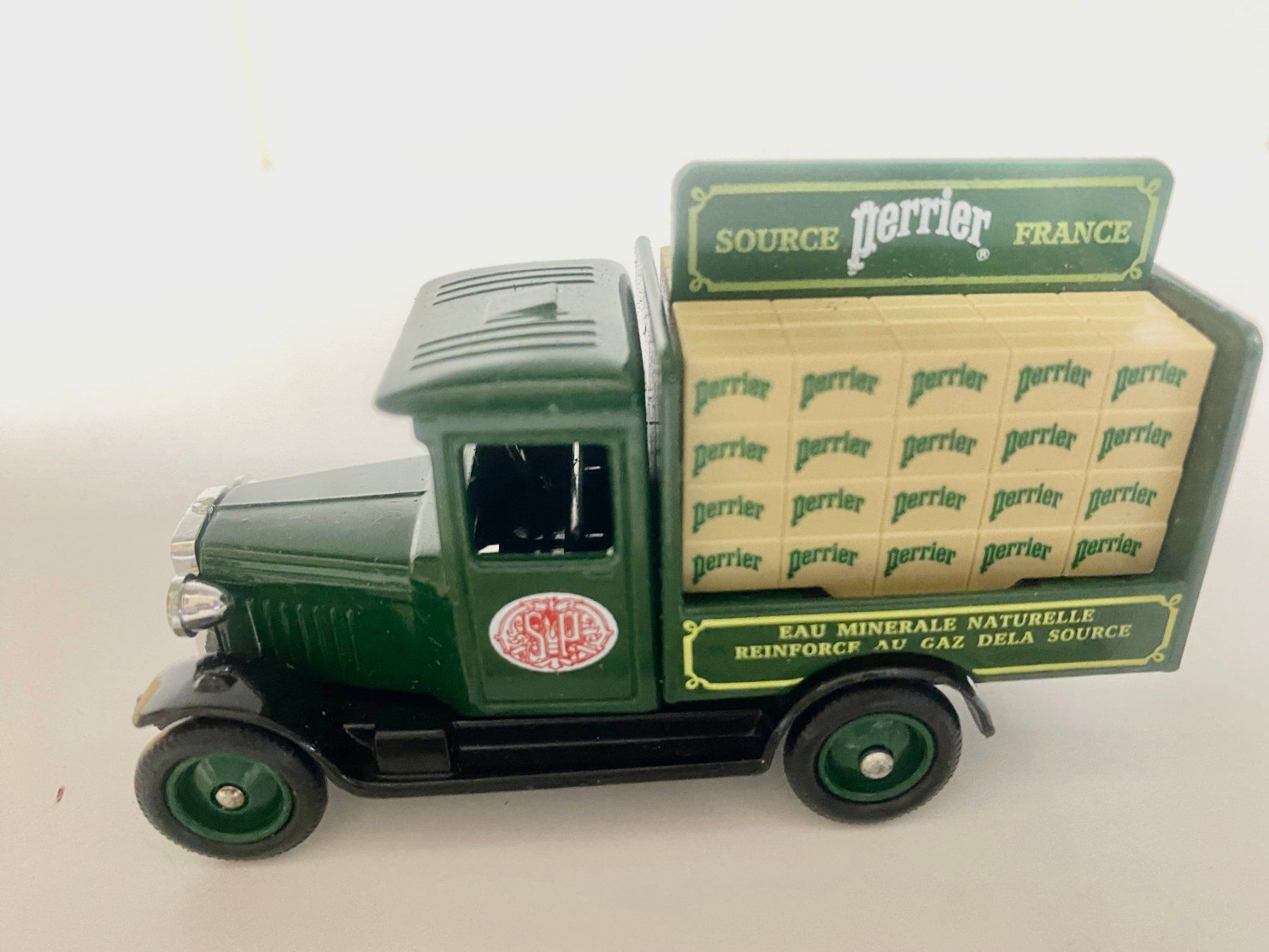 Chevrolet Modellini d'auto: Chevrolet Van "Perrier Water" L = ca. 8cm 450 – Nuovo e nell'imballaggio originale da Stäfa venduto da executive-cars 3