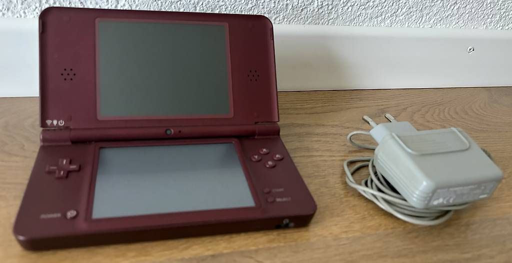 Nintendo Konsolen: Nintendo DSiXL - Rotwein – Gebraucht aus Glattpark(Opfikon) von Beubeu44