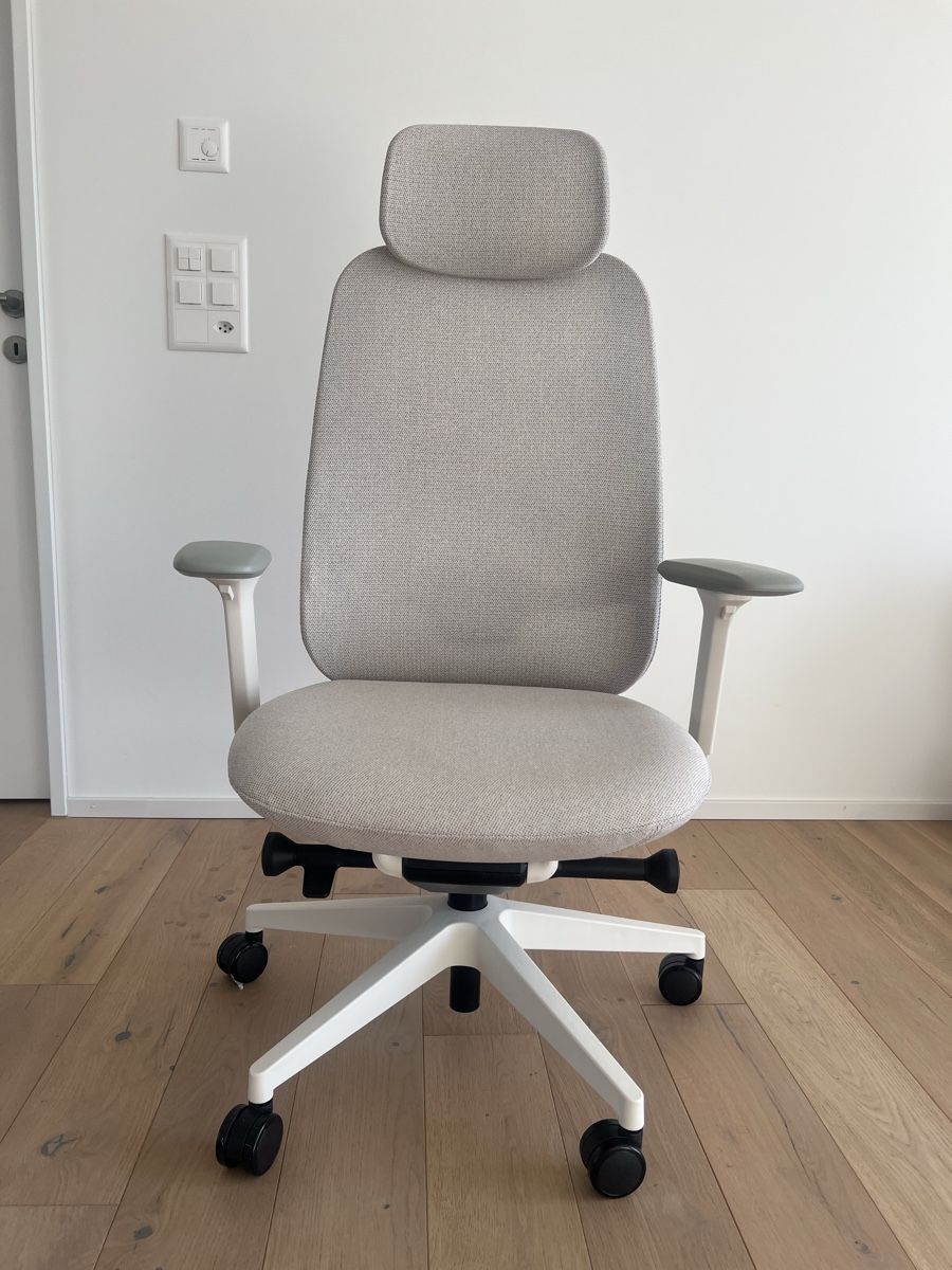 Stühle: ofinto Cloud ergonomic office chair with headrest – Gebraucht aus Zug von pai_pf8z