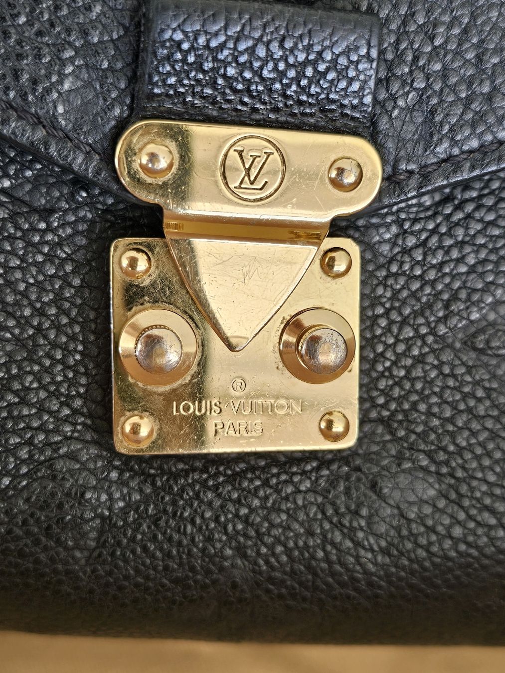 Louis Vuitton Taschen für Damen: Louis Vuitton Pochette Metis schwarz – Gebraucht aus Dottikon von Chicca_73 2