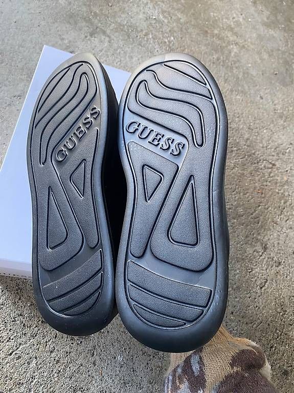 Damenschuhe: Neue Guess Sneaker – Neu und originalverpackt aus Wohlen AG von Floflo200 1