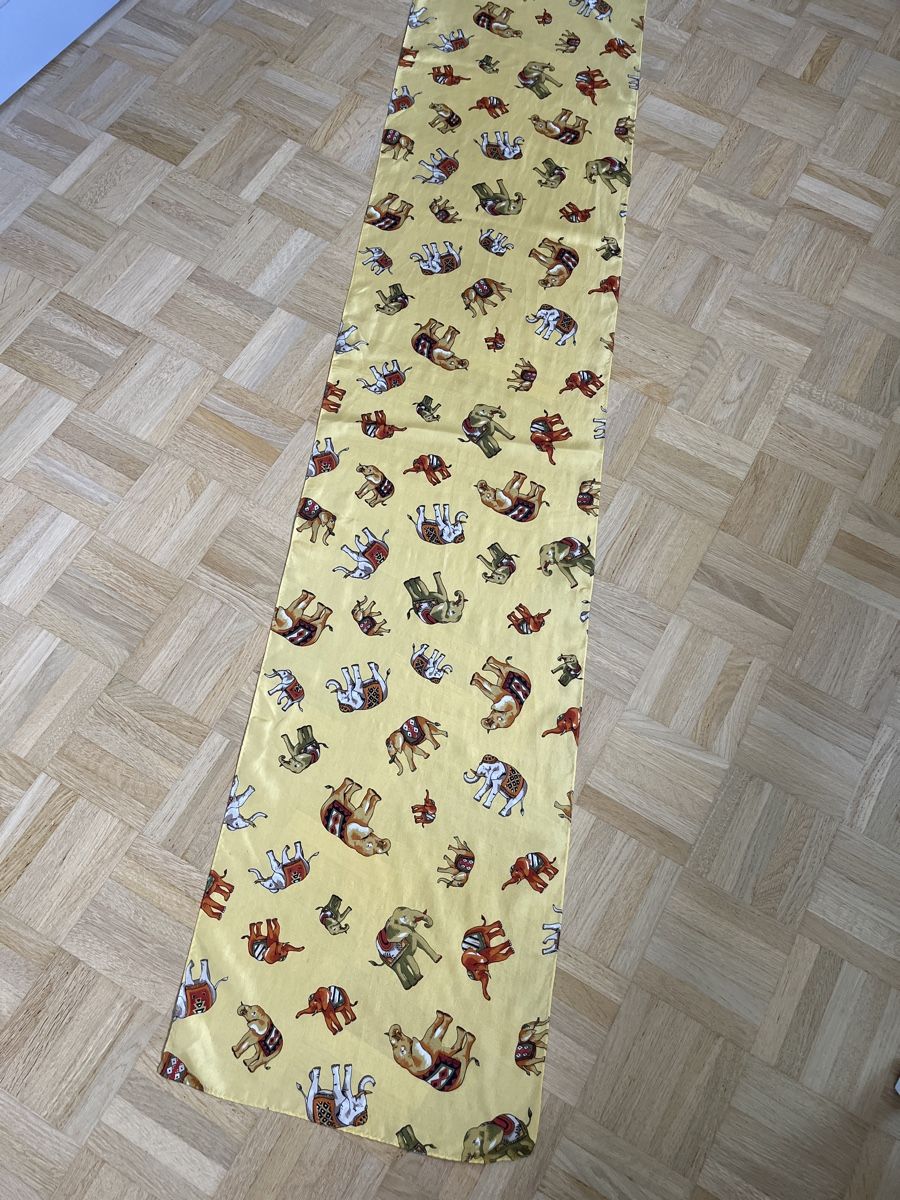 Codello Foulard & Sciarpe: Codello Seidenschal Gelb mit Elefanten, Top Zustand! – Usato da Zürich venduto da Kleanthy 4