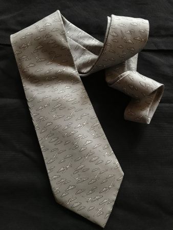 Cravate HERMÈS, en soie, grise avec motifs