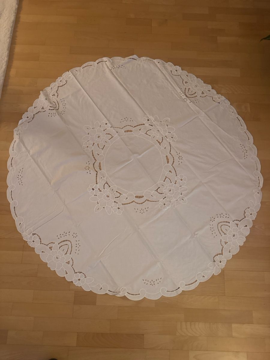 Sonstige Tischwäsche: Weisse Tischdecke mit Blumenmuster, Durchmesser 160cm – Gebraucht aus Abtwil SG von ale2002