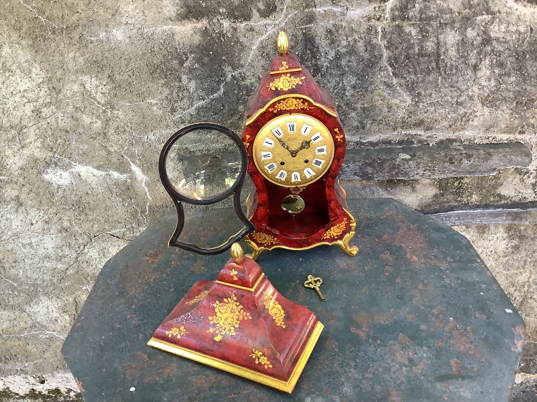 Stand- & Wanduhren: Pendule Le Castel rot bemalt mit Schlüssel – Gebraucht aus Flaach von Monisoldshop 1