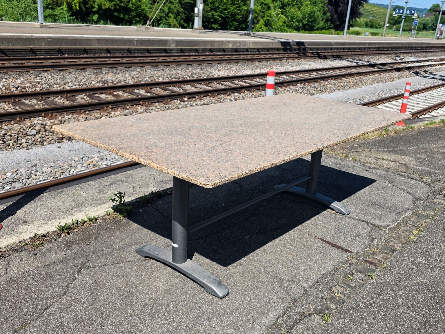 Tavoli: Gartentisch Granit - Metallgestell - Ref. 05/61 – Usato da Au ZH venduto da BrockiAu 2
