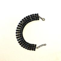 Armband mit schwarzen Steinchen