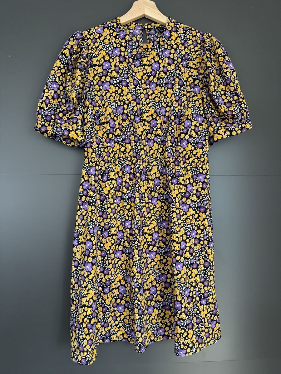 Kleider: Blumenkleid (M) – Gebraucht aus Aarau von faXse
