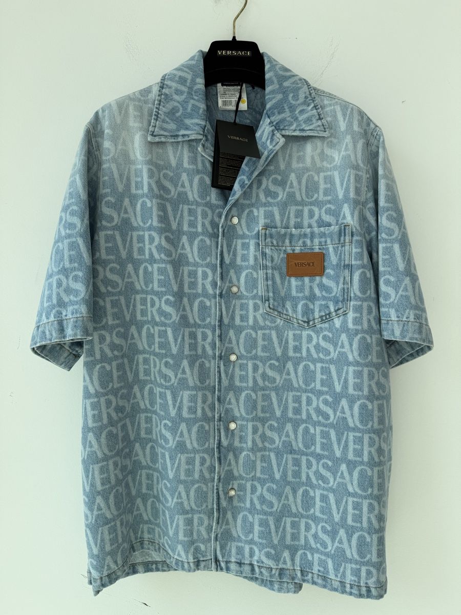 Versace Chemises: Bellissima camicia in Denim con logo Versace – Neuf avec emballage d'origine à Castagnola par BlondiePosh