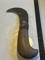 Altes Werkzeug Sichel Messer Holzgriff rostig(S7)