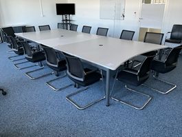 Konferenzraumtisch mit 16 Stühlen