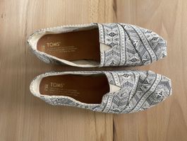 TOMS Damenschuhe Grösse 39 (8.5) creme mit Muster