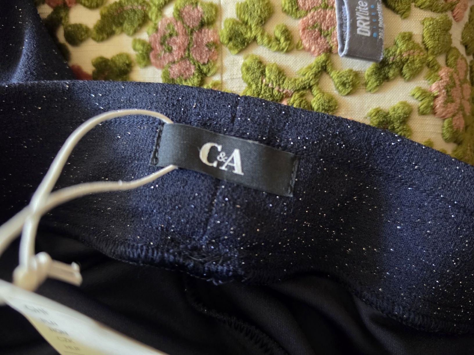 C&A Pantaloni: Abendhose, dunkelblau, glitzernd, elastisch. Größe M. Neu. – Nuovo e nell'imballaggio originale da Othmarsingen venduto da RafRafBruna 3