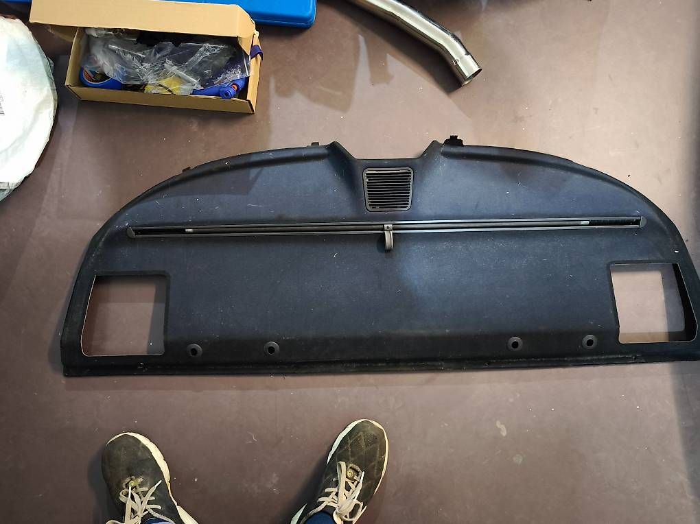 Tutti pezzi di ricambio auto: BMW E36 Coupe Hutablage inklusive Rollo. – Usato da Zihlschlacht venduto da rad_vvm9