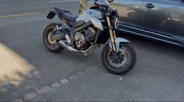 Honda CB650R 2021 - Perfekt für den Sommer! Nur 4'500km