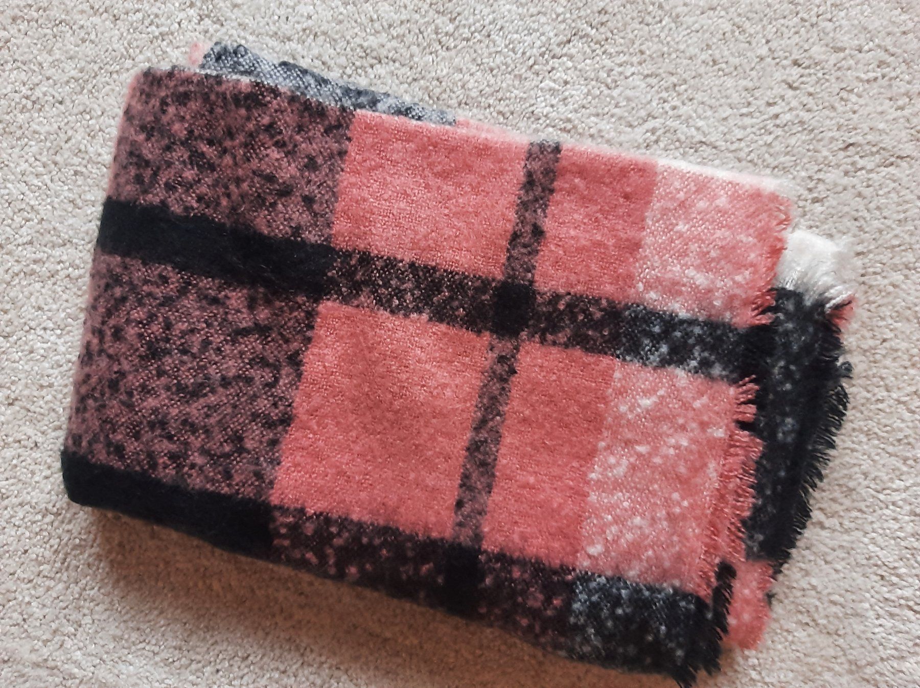 Hallhuber Foulards & écharpes: HALLHUBER Winterschal Bouclé – D'occasion à Muotathal par robin40 1