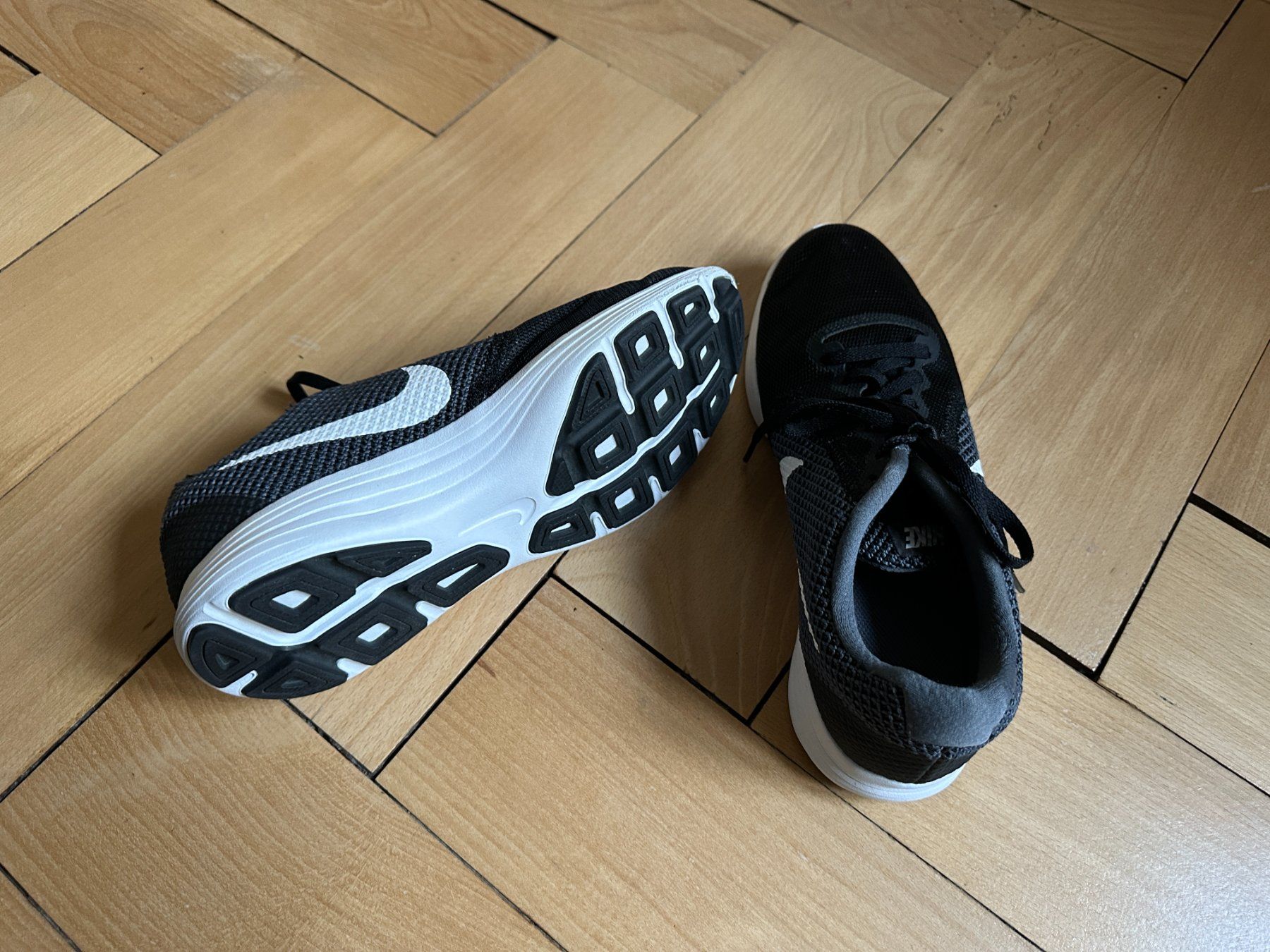 Nike Scarpe da donna: NIKE - Sneaker Laufschuh schwarz-grau 40 – Usato da Zürich venduto da Diazaio 3