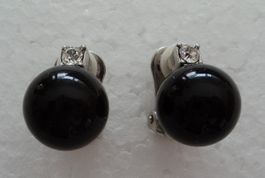Boucles d'oreilles en fausses perles noires à clips.