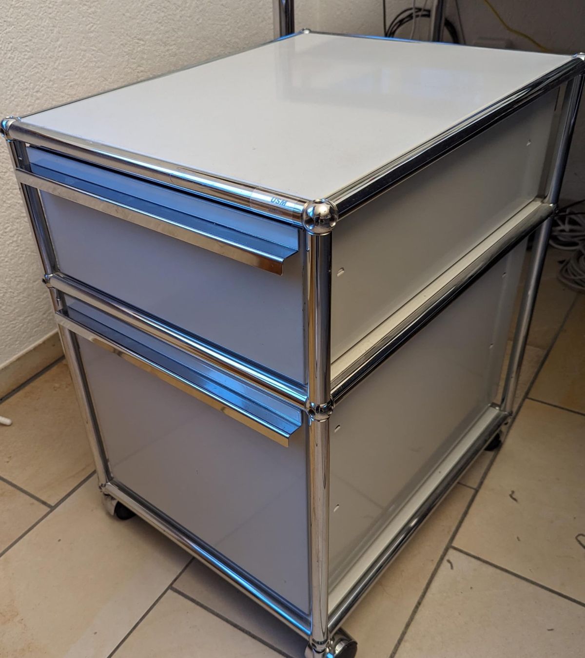 USM Banconi: USM Haller Rollcontainer Lichtgrau mit 2 Schubladen – Usato da Winterthur venduto da gubbi79