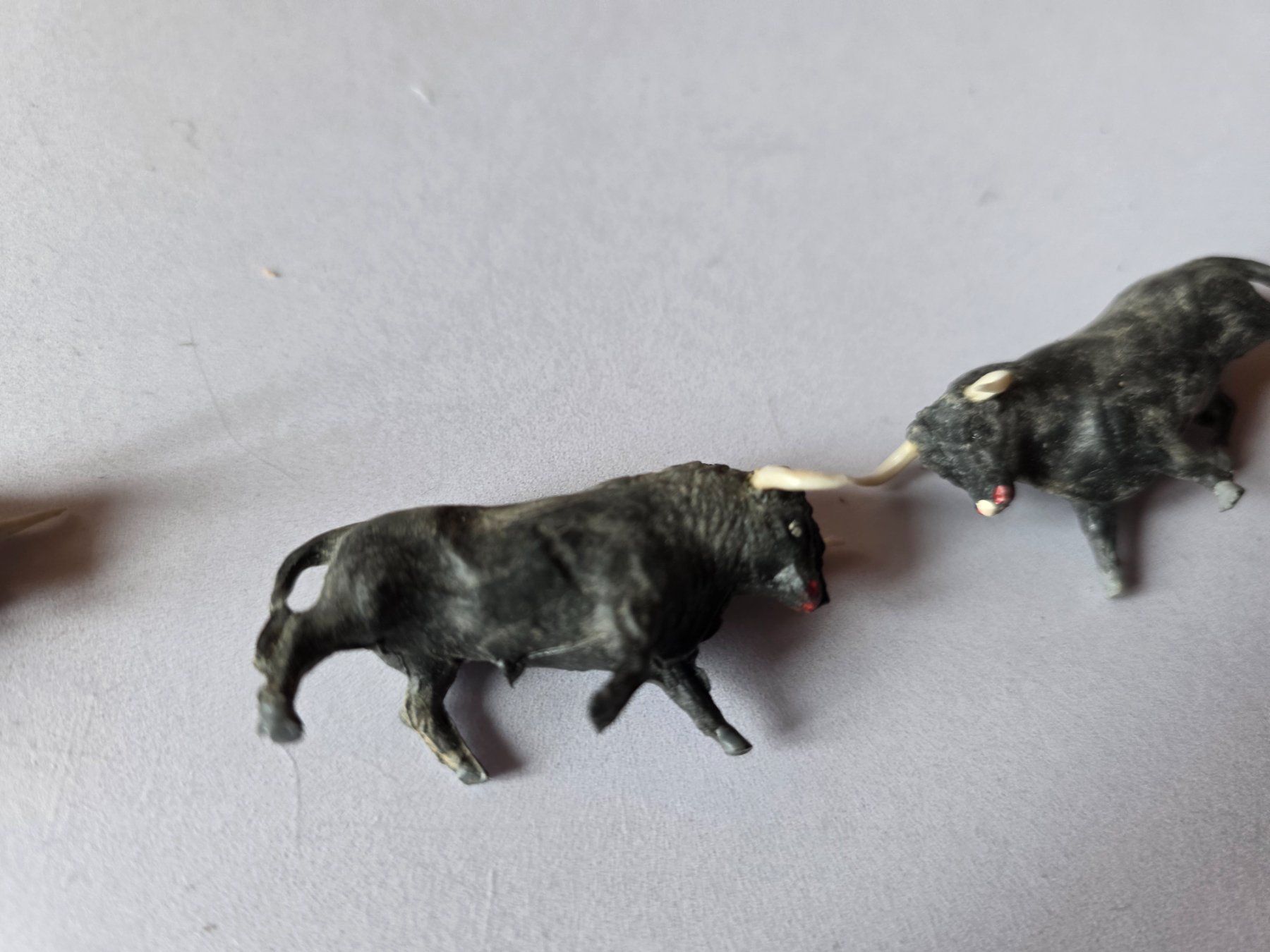 Statuette: 2 kleine Kampf Stier Figuren 5 cm – Usato da Walterswil BE venduto da Lonitti 2