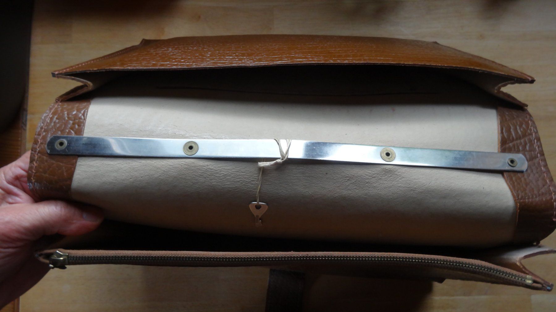 Valigie & Borse: serviette vintage marron en cuir – Usato da Rebeuvelier venduto da falcon58 2