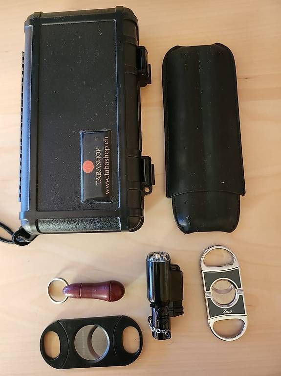 Altri Prodotti per fumatori: Reise-Zigarren-Set mit Etuis, Cuttern und Feuerzeug – Usato da Etzelkofen venduto da Razorball